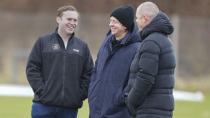 Adam Binnie med broren Colin og AC Horsens' sportsdirektør Esben Hansen.