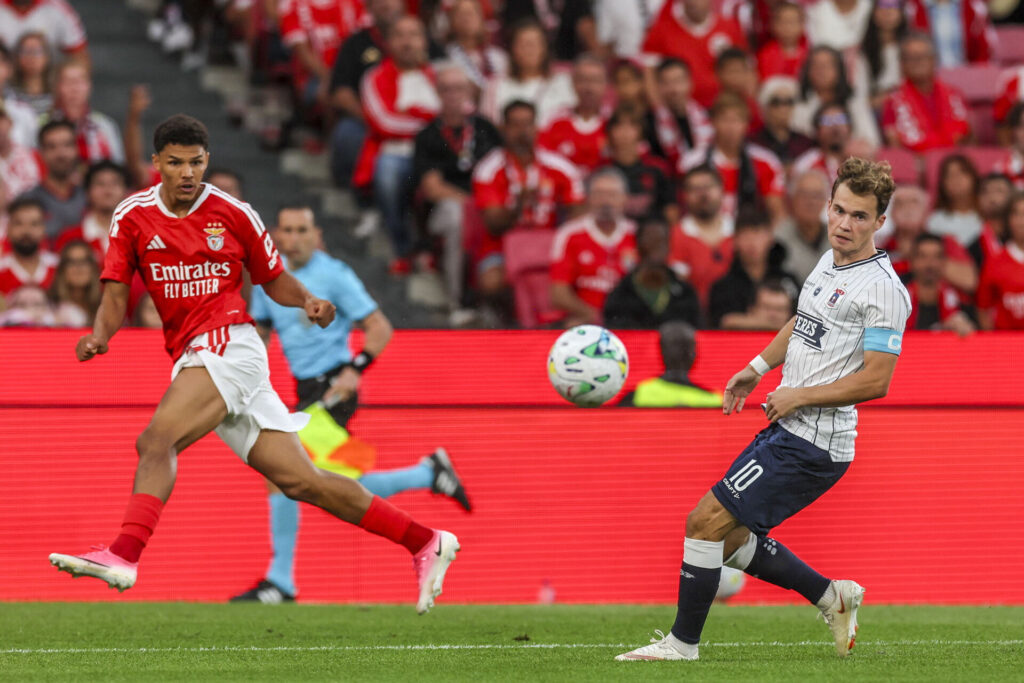 Alexander Bah og Kristian Arnstad i duel under Europa League-kvalifikationskampen den 20. august 2026 mellem Benfica og AGF.