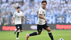 Mikael Anderson i aktion mod Lech Poznan