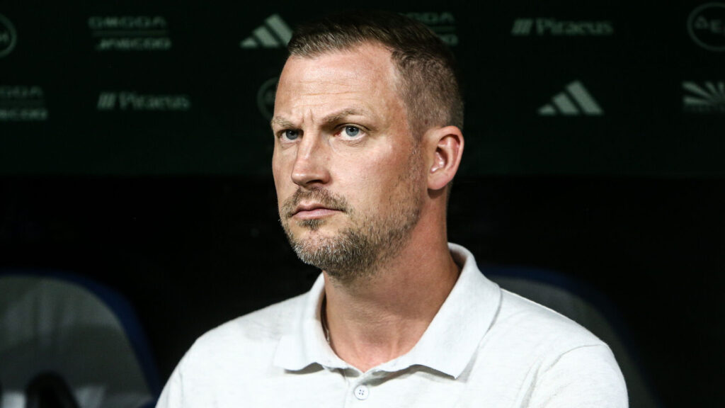 Jacob Neestrup i en hvid skjorte