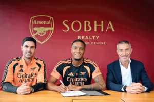 Ezri Konsa skriver under på sin kontrakt med Arsenal F.C.