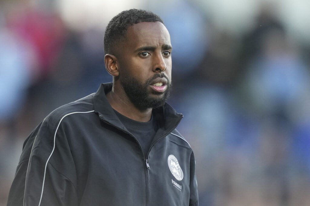 Fatah Abdirahman på sidelinjen for Sønderjyske.