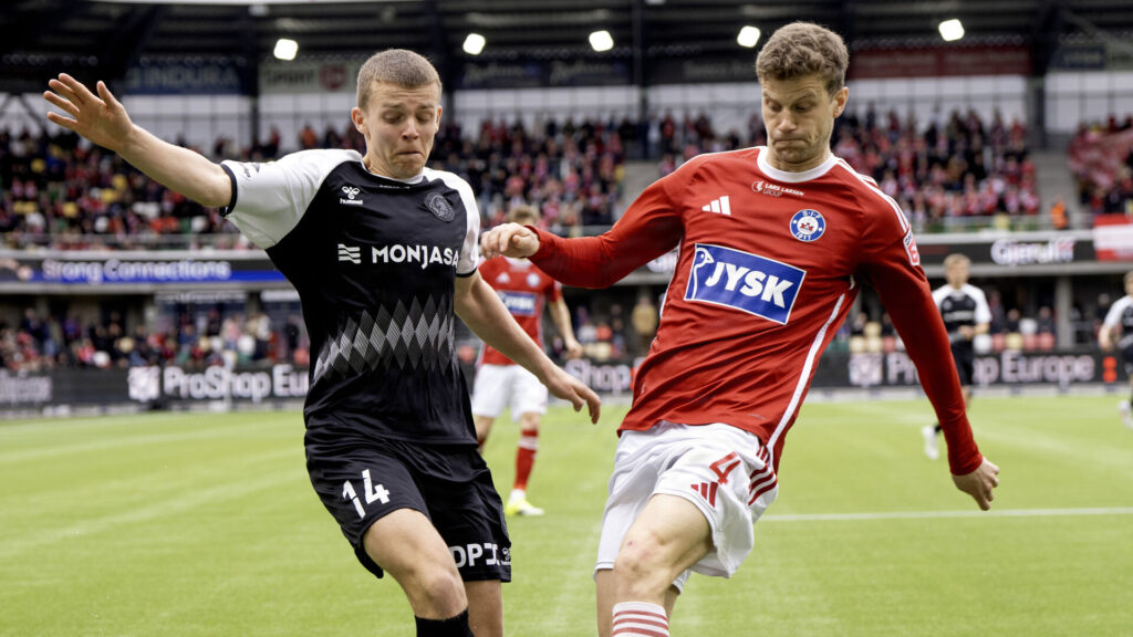 Silkeborg IF's Pedro Ganchas i duel med en Fredericia-spiller