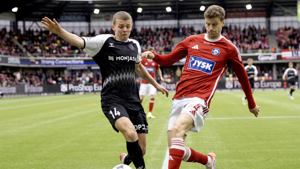 Pedro Ganchas i en duel mod FC Fredericia.