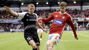 Silkeborg IF's Pedro Ganchas i duel med en Fredericia-spiller