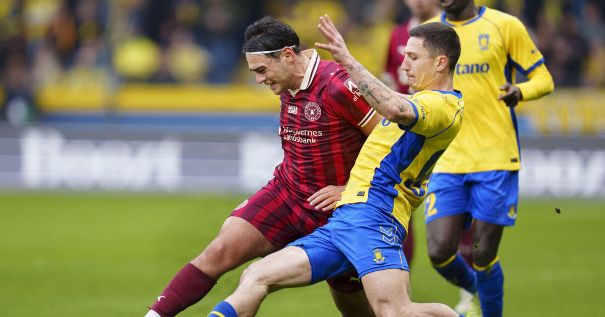 Spøjs model: Derfor får FCM 15 millioner ekstra FC Midtjyllands Aral Simsir og Brøndbys Bartosz Slisz under superligakampen mellem Brøndby IF og FC Midtjylland på Brøndby Stadion søndag den 12. april 2026.