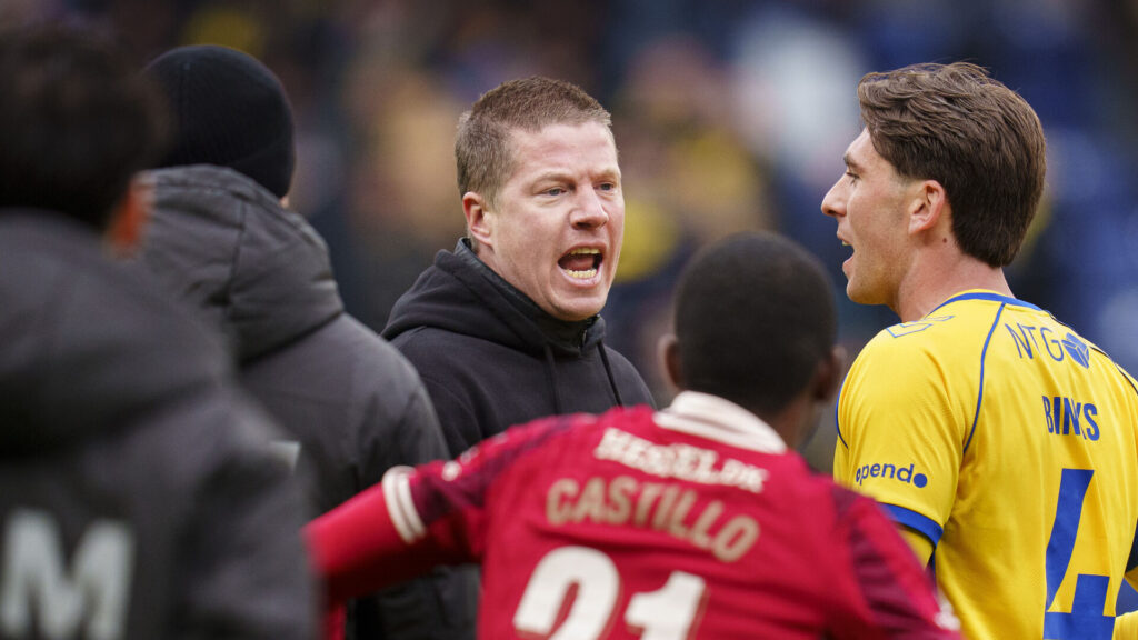 FC Midtjyllands Cheftræner Mike Tullberg med FC Midtjyllands Denil Castillo og Brøndbys Luis Binks