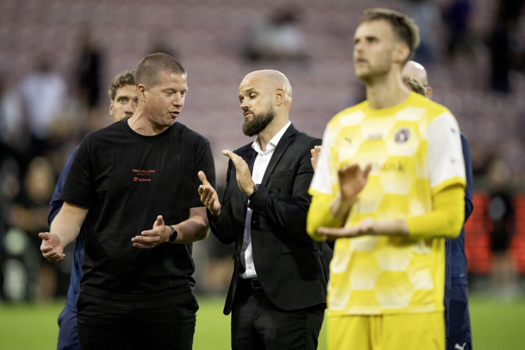 Kristian Bach Bak i snak med Mike Tullberg.