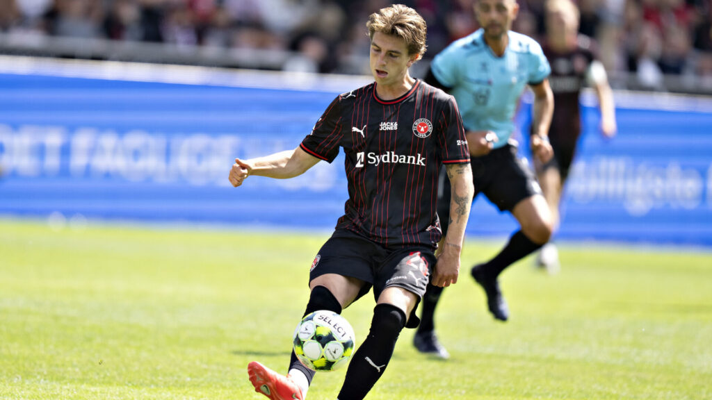 Valdemar Byskov i aktion for FC Midtjylland i en kamp mod AC Horsens