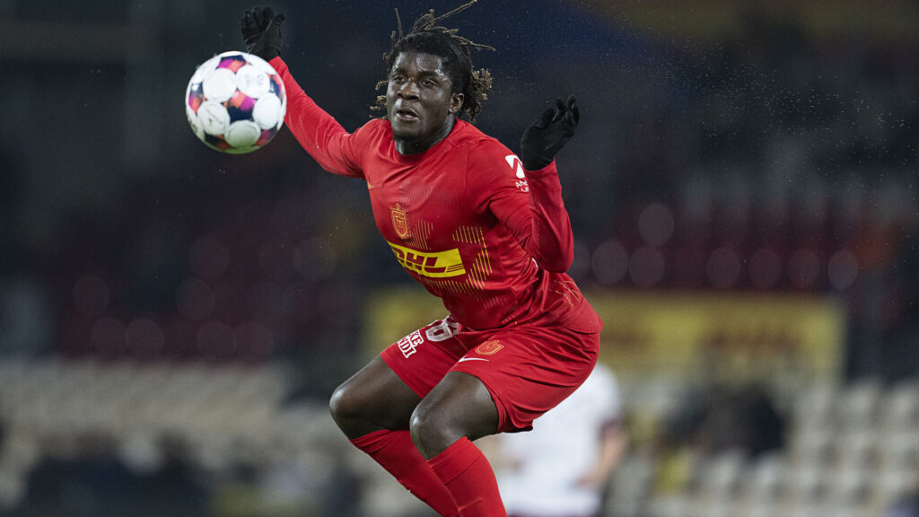 FC Nordsjællands Caleb Yirinkyi i aktion i Superligaen.