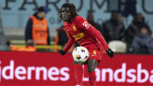 Caleb Yirenkyi sparker til en bold i FC Nordsjælland.