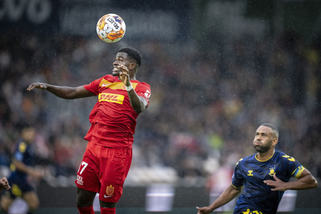 Ernest Nuamah header til bolden.