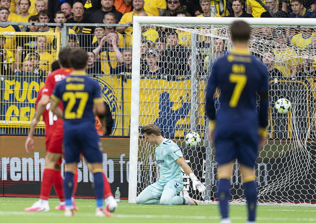 Bolden passerer Patrick Pentz til 2-0 for FC Nordsjælland mod Brøndby IF den 30. august 2026. 