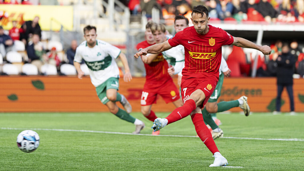 FC Nordsjællands Marcus Ingvartsen sparker straffespark mod Viborg FF