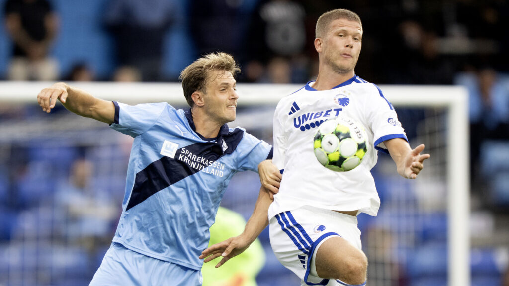FCK's Andreas Cornlius i duel med Randers Daniel Høegh.