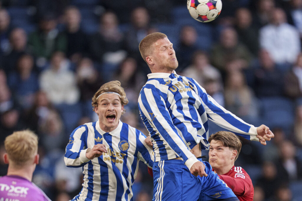 Andreas Cornelius for FCK i hovedstødsduel med Vejles Christian Gammelgaard i Superligaen den 27. april 2026.