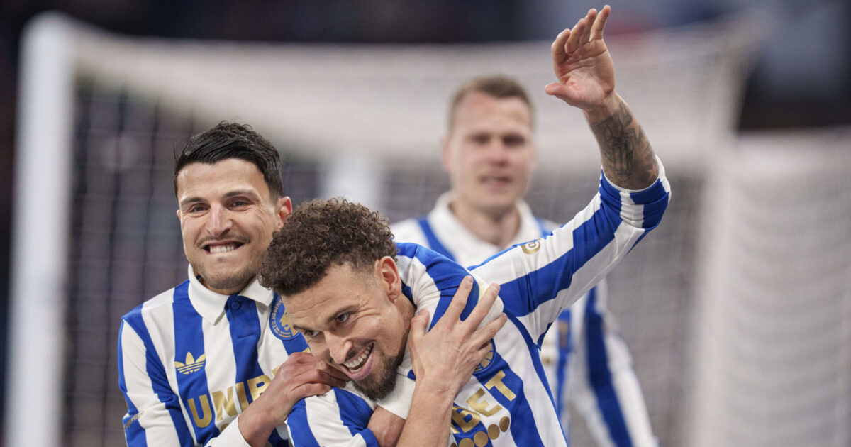FCK-stjerne løber stor transfer-risiko! FCKs Jordan Larsson scorer til 3-0 og jubler med Mohamed Elyounoussi under superligekampen mellem FC København og Vejle Boldklub i nedrykningsspillet i Parken mandag den 27. april 2026