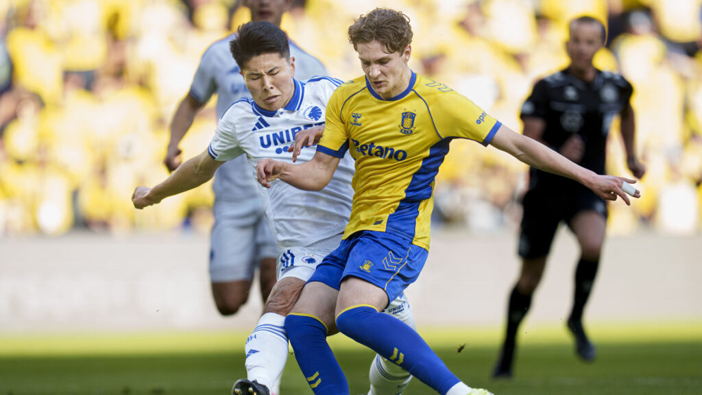 Jacob Ambæk sparker til bolden.