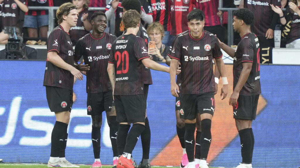 FC Midtjyllands Stanley Iheancho jubler med holdkammeraterne Valdemar Byskov, Mads Bech og Dario Osorio