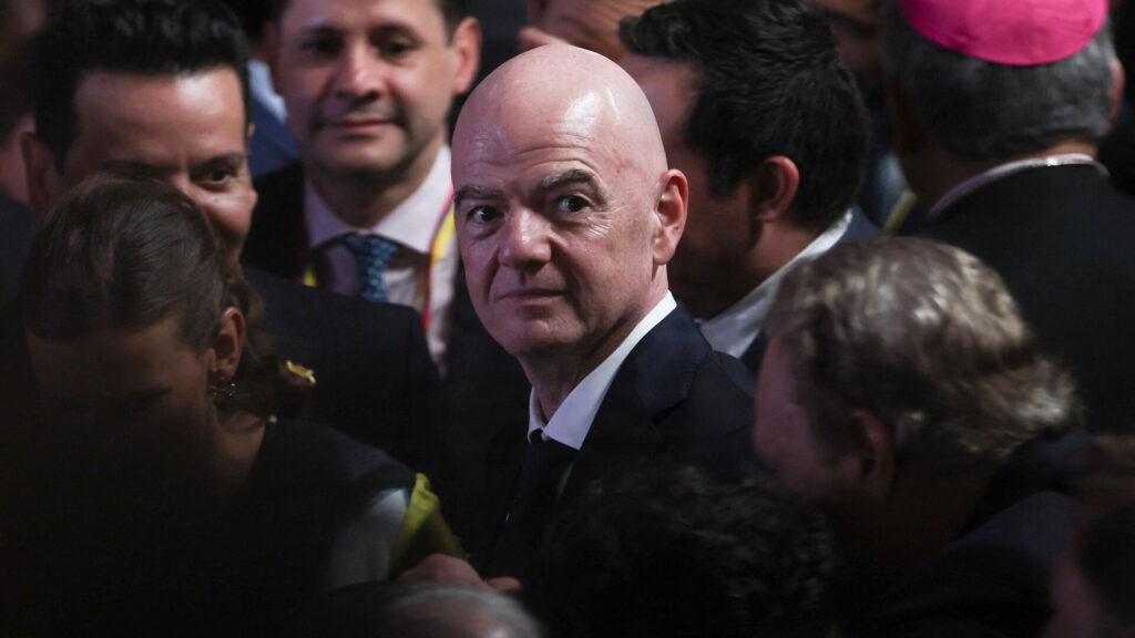 Gianni Infantino står i en menneskemængde