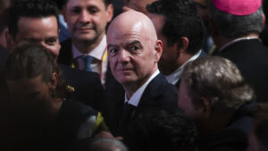 Gianni Infantino står i en menneskemængde