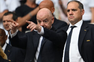 Gianni Infantino peger.