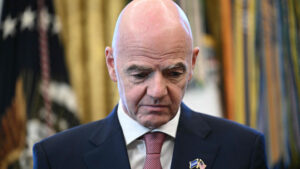 Gianni Infantino kigger ned