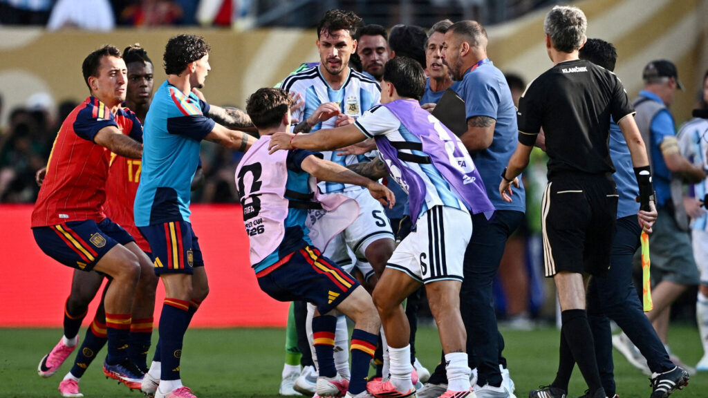 Tumult i VM-finalen 2026 mellem Spaniens Gavi og Argentinas Leandro Paredes