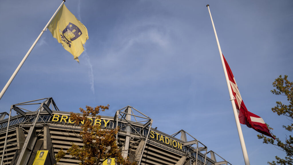 Brøndby Stadion med dannebrog på halvt.