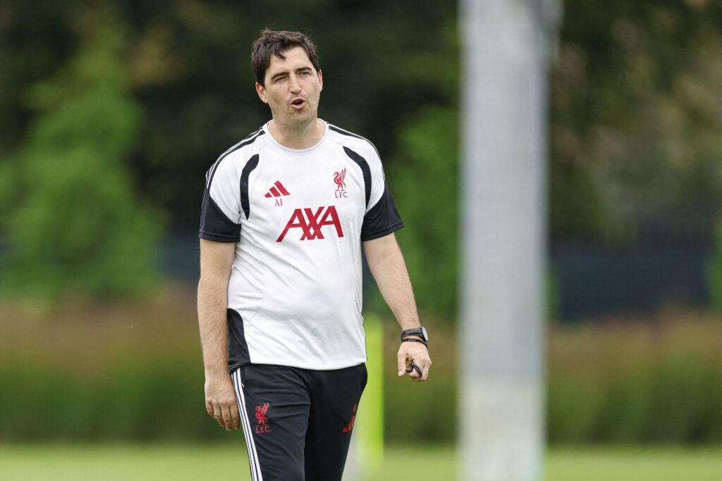 Andoni Iraola går og glor.