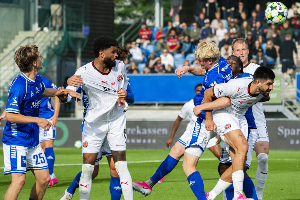 Indlæg under kampen mellem Lyngby Boldklub og FC Midtjylland.