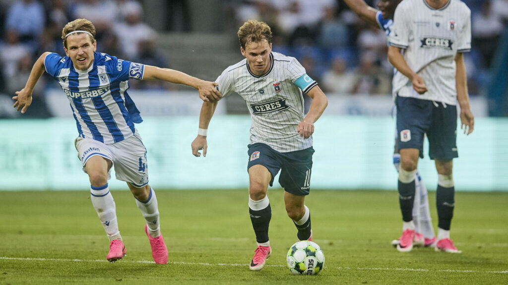 Kristian Arnstad løber med bolden.