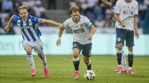 Kristian Arnstad løber med bolden.