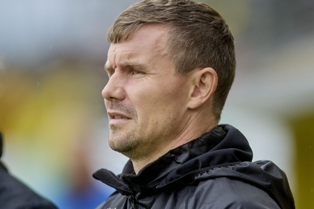 Andreas Bjelland på sidelinjen mod AC Horsens.