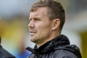 Andreas Bjelland på sidelinjen mod AC Horsens.