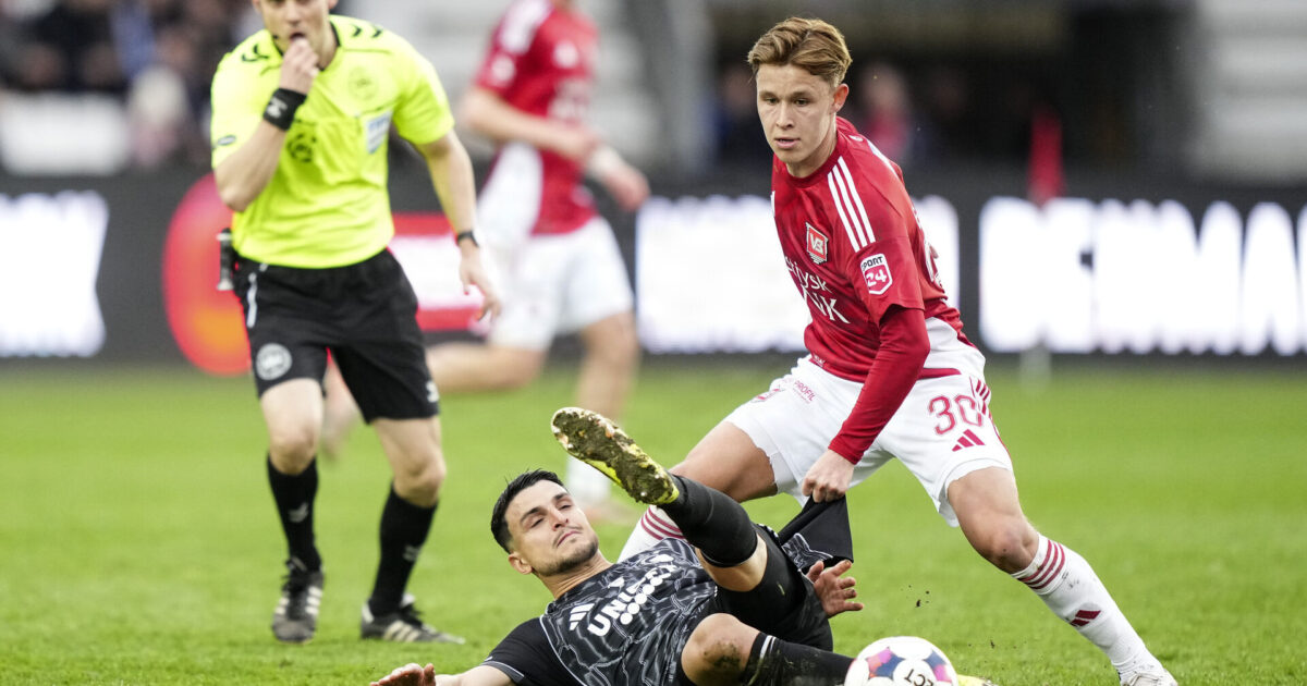 Var Superliga-profil: Slår transferrekord Mads Enggård for VB fælder Mohamed Elvounoussi fra FCK under Superligakampen mellem Vejle Boldklub og FC København på Vejle Stadion søndag den 19. april 2026.