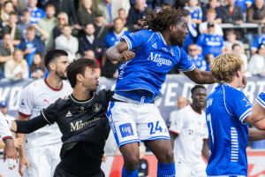 Munashe Garananga i en hovedstødsduel mod FCM.