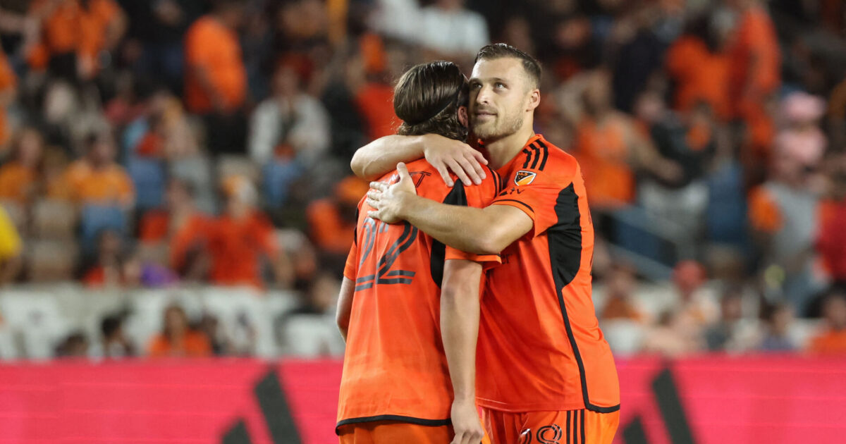 Eksklusivt: Her er Sviatchenkos nye klub Nov 3, 2024; Houston, Texas, USA; Houston Dynamo FC forward Tate Schmitt (22) hugs defender Erik Sviatchenko (28) after being defeated by Seattle Sounders FC n a 2024 MLS Cup Playoffs Round One match at Shell Energy Stadium. Mandatory Credit: Thomas Shea-Imagn Images