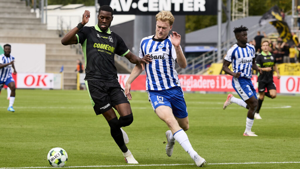 Julius Berthel Askou i en duel mod AC Horsens.