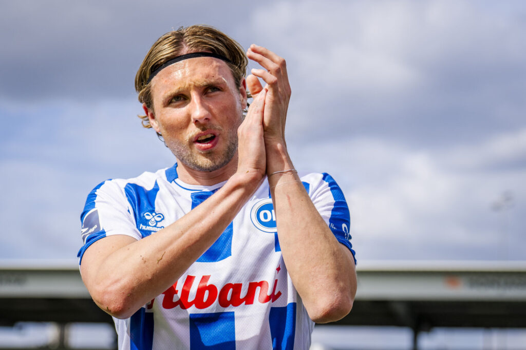 Jona Niemiec klapper i hænderne.