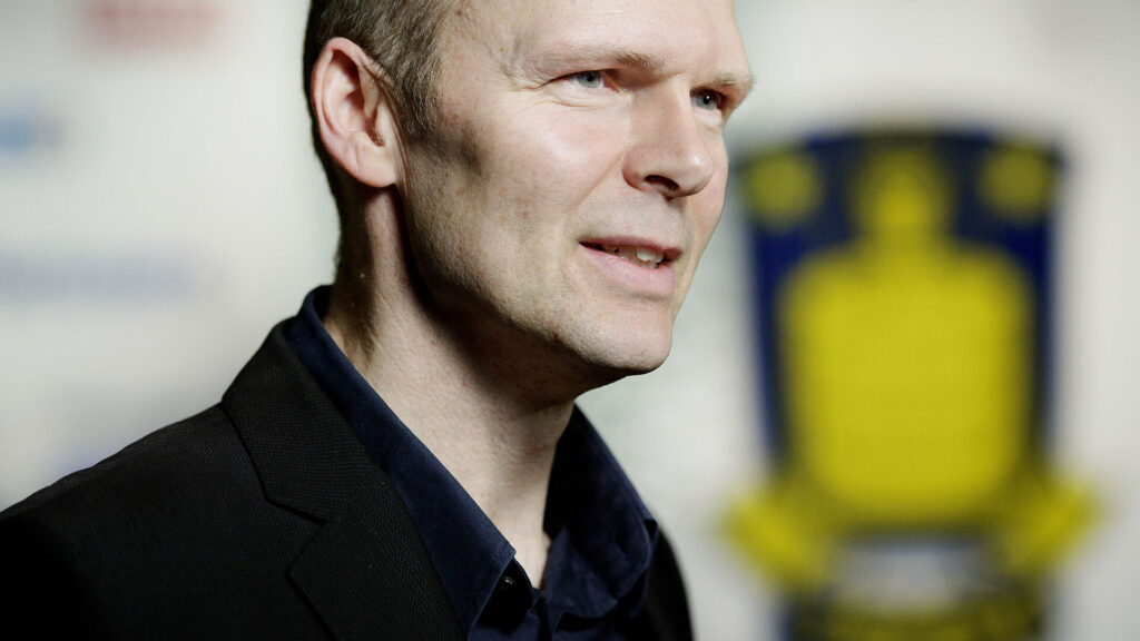 Ole Bjur i en sort skjorte.