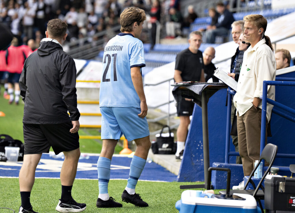Axel Henriksson på vej fra banen under kampen mellem Randers FC og AGF efter et rødt kort i sin debut.