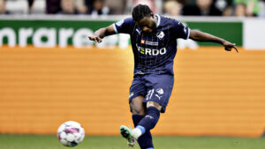 Ernest Agyiri lægger hele kroppen bag et skud for Raders FC.