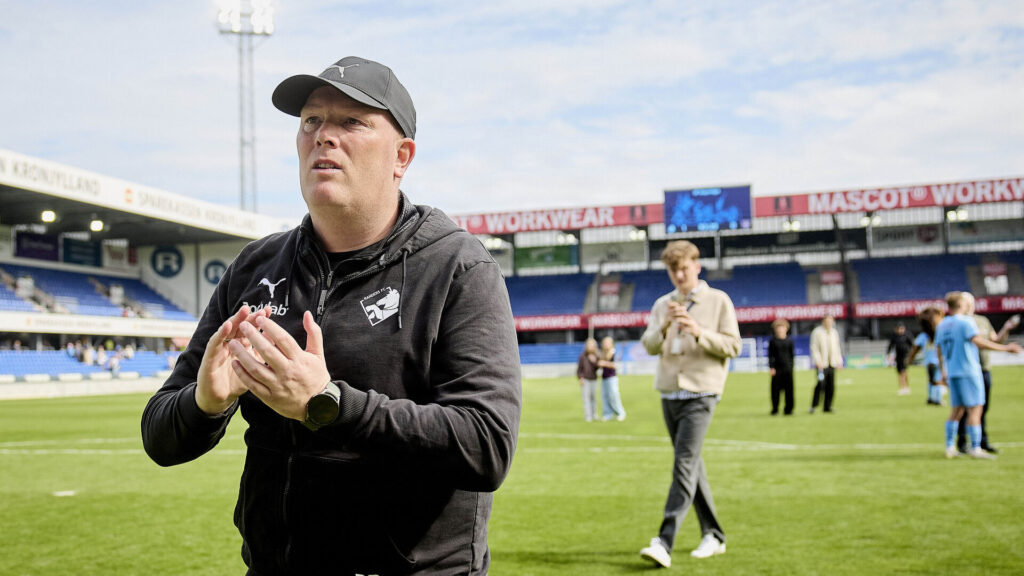 Randers FC-træner Rasmus Bertelsen klapper ud til tilskuerne.