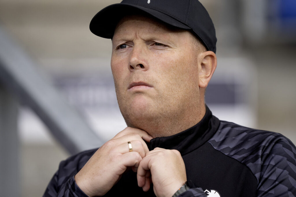 Rasmus Bertelsen der retter sin trøje inden kampen mod FCK