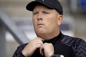 Rasmus Bertelsen der retter sin trøje inden kampen mod FCK