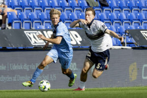Felix Sommer i duel med.