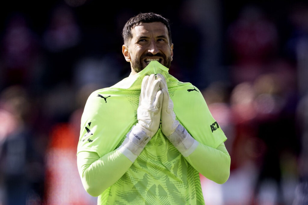 Paul Izzo for Randers FC bider i sin trøje under kampen mod Silkeborg i Superligaen den 9. april 2026.