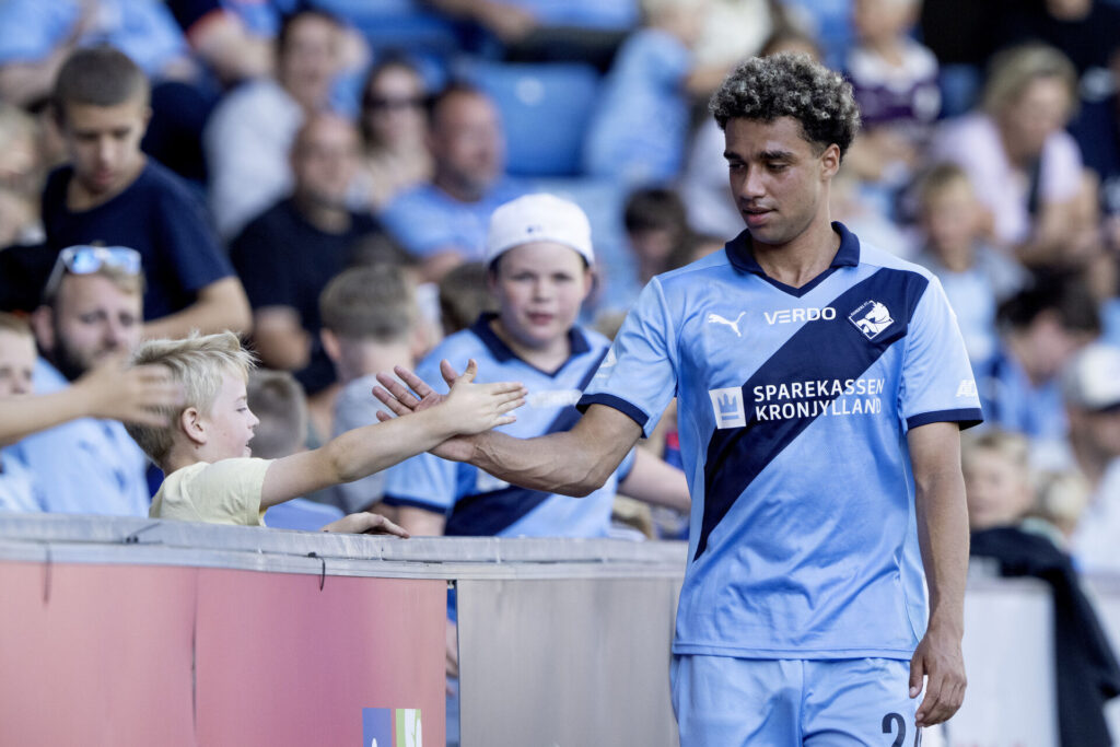 Sabil hansen giver en high five til en fan.