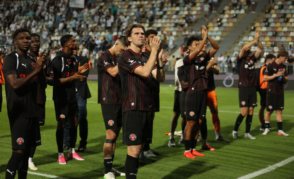FC Midtjylland spilelrne med Mads Bech i centrum der fejre sejren over Riejka